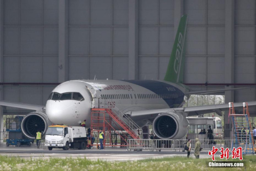 5月4日，一架國產大飛機C919在機庫內做首飛前最后的準備。中新社記者 張亨偉 攝